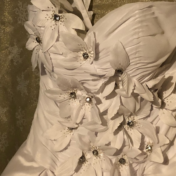 Gorgeous brand new ivory white wedding gown - Picture 3 of 8